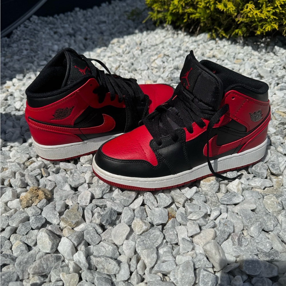 Air Jordan 1 Retro“Banned” shoes 6.5 Y, excellent condition as new barely worn.